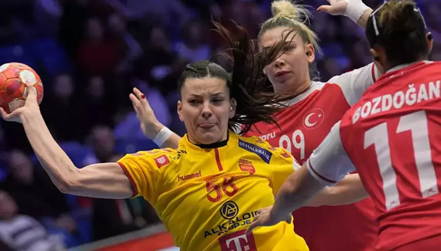 雷霆球员亚历山大砍37分，米切尔贡献20分，以赛亚-乔也有出色表现，带领球队打出强势进攻，以39-18击败开拓者。